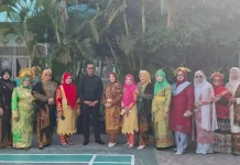 Semarak Hardiknas, Guru SDN 1 Banda Sakti Lhokseumawe Kenakan Busana Adat