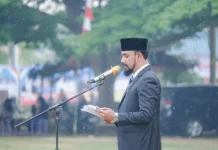 Bupati Al-Farlaky Irup Hardiknas, Pilih Turun Podium saat Hujan