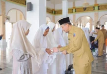Jamaah Haji Pidie Jaya Dipeusijuk dan Bupati Serahkan Bingkisan