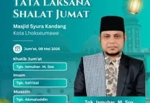 Tgk Ismuhar Isi Khutbah Jumat di Masjid Syura Kandang
