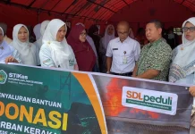 STIKES Darussalam Salurkan Bantuan ke Korban Kebakaran Kampong Jawa Lama