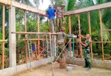 Personel Kodim 0103/Aut Bahu-Membahu Bangun Balai Yayasan Mistahul Jannah