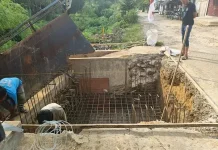 Babinsa Kuta Makmur Pantau Pembangunan Jembatan Perintis di Blang Gurah
