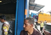 Puluhan Buruh Angkut Sibuk Bongkar Muat Beras di Gudang Bulog Lhokseumawe