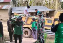 Babinsa Langkahan Dampingi Penyaluran Bantuan untuk Warga Lubuk Pusaka