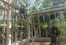 Personel Kodim dan Koramil Bangun Balai Yayasan Mistahul Jannah