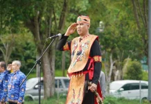 Upacara Harkitnas ke-118, Rektor Unimal Kenakan Pakaian Adat Dayak Kalimantan