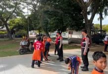 Polisi Ajak Pelajar Olahraga Sambil Kenalkan Tugas Kepolisian di Lapangan Hiraq