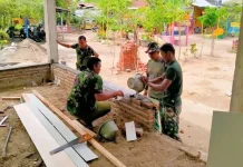 Personel TNI Turun Langsung dalam Pembangunan Balai Yayasan Mistahul Jannah