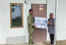 Babinsa Langkahan Salurkan Bantuan Logistik BNPB Bagi Warga Huntara Langkahan