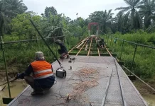 Babinsa Koramil Cot Girek Pantau Pemasangan Plat Lantai Jembatan Ara–Dayah