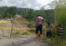 Polsubsektor Nisam antara Pasang Rambu Peringatan di Jalur Rawan Longsor