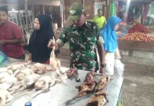 Babinsa Banda Sakti Monitor Harga Sembako dan Daging Meugang