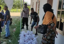 Kapolres Salurkan Daging Kurban untuk Penghuni Huntara Blang Naleung Mameh