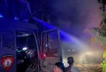 Polisi Kerahkan Water cannon Bantu Padamkan Kebakaran Tumpukan Kayu Sisa Banjir