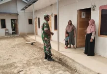 Sambangi Warga Huntara, Babinsa Berikan Motivasi Kerja dan Edukasi Kesehatan