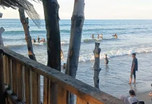Wisatawan Lokal Nikmati Keindahan Pantai Pagi Hari di Lhokseumawe