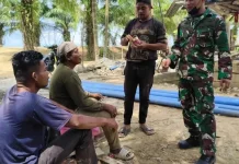 Babinsa Koramil 13/Baktiya Bangun Kedekatan dan Kepedulian Warga