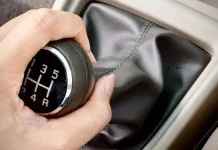 Kenapa Banyak Pengemudi Masih Bertahan dengan Mobil Transmisi Manual?
