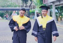 Momen Langka, Haji Uma dan Putranya Wisuda Bersama di UNAS