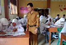 Kisah Perjuangan Pak Hamdani, S.Pd. Guru di SMAN 1 Lhokseumawe, Provinsi Aceh