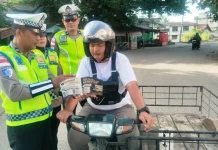 Satlantas Polres Aceh Utara Bagikan Brosur Tertib Lalu Lintas kepada Pengendara