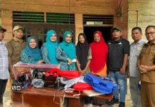 Siswi Kurang Mampu Terima Bantuan Mesin Jahit dari Ketua TP PKK Aceh Timur