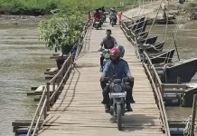 Jembatan Ditutup, Warga Andalkan Jembatan Apung Kepala Hiu