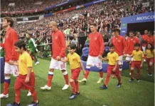 Alasan Pemain Sepak Bola Menggandeng   Anak-Anak saat Memasuki Lapangan