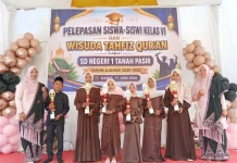 Pelukan Terakhir: Isak Tangis Warnai Perpisahan SDN 1 Tanah Pasir
