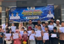 Walikota Langsa Serahkan Bantuan Seragam Sekolah untuk Anak Yatim-Piatu