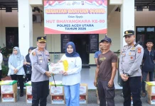 Polres Aceh Utara Berikan Bansos Kepada Masyarakat Pekerja Harian Lepas