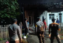 Personel Polsek Muara Dua Amankan TKP Kebakaran Rumah di Panggoi