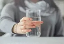 Minum Air sebelum Tidur, Bermanfaat atau Justru Berisiko?