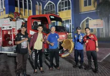 Damkar Lhokseumawe Evakuasi Sarang Tawon di Kantor Pajak