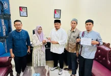 Baitul Mal Kota Lhokseumawe Menyerahkan Bantuan Pendampingan Pasien Hernia