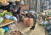 Babinsa Koramil Baktiya Kodim 0103/Aceh Utara Pantau Harga Sembako