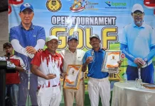 Kapolres Lhokseumawe Serahkan Penghargaan kepada Juara Open Tournament Golf