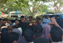 Jumpai Massa, Bupati Al-Farlaky Jelaskan Proses Bantuan Banjir Secara Terbuka