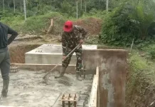 Para Pekerja Dibantu TNI Bangun Jembatan Perintis Geureudong Pase