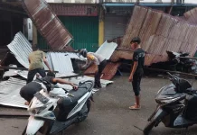 Polisi Sigap Bantu Warga Terdampak Angin Kencang di Pasar Keude Gedong