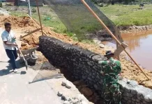 TNI Ikut Kawal Pengerjaan Talut Jembatan Aramco di Tanah Jambo Aye