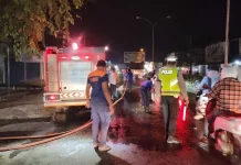 Damkar Lhokseumawe Sigap Bersihkan Tumpahan CPO Berbahaya