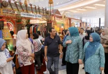 Pastikan Produk Kerajinan Diminati, Ketua Dekranasda Aceh Tinjau Stand
