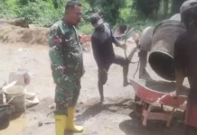 Babinsa Dampingi Pembangunan Jembatan Perintis Desa Cot Bada