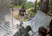 Warga Bersama Babinsa Membangun Jembatan Aramco Wujudkan Akses Antar Dusun