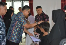 Sebanyak 276 Yatim Langsa Barat Terima Seragam Gratis