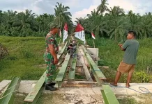 Babinsa Bersama Warga Kawal Pembangunan Jembatan Perintis