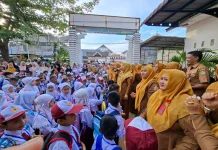 Genggaman Orang Tua Temani Langkah Pertama Sekolah