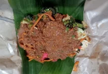 Pecal Mie, Perpaduan Sayur Segar dan Bumbu Kacang yang Menggoda